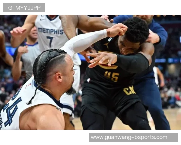 狄龙半场表现抢眼得分上双但犯规频繁状态堪忧 狄龙半场表现抢眼得分上双但犯规频繁状态堪忧